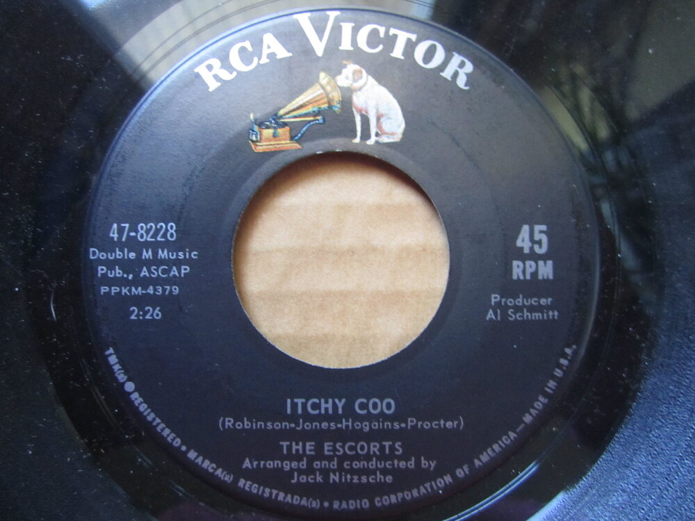 Escorts - itchy coo RCA VICTOR.JPG