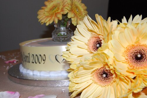 the cake and bouquet