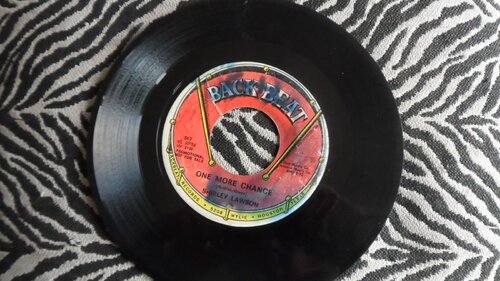 shirley lawson one more chance backbeat demo vg crack from centre about half an inch into record scuffy and scratched but plays perfectly at vg to vg , label has biro and black felt tip graded vg