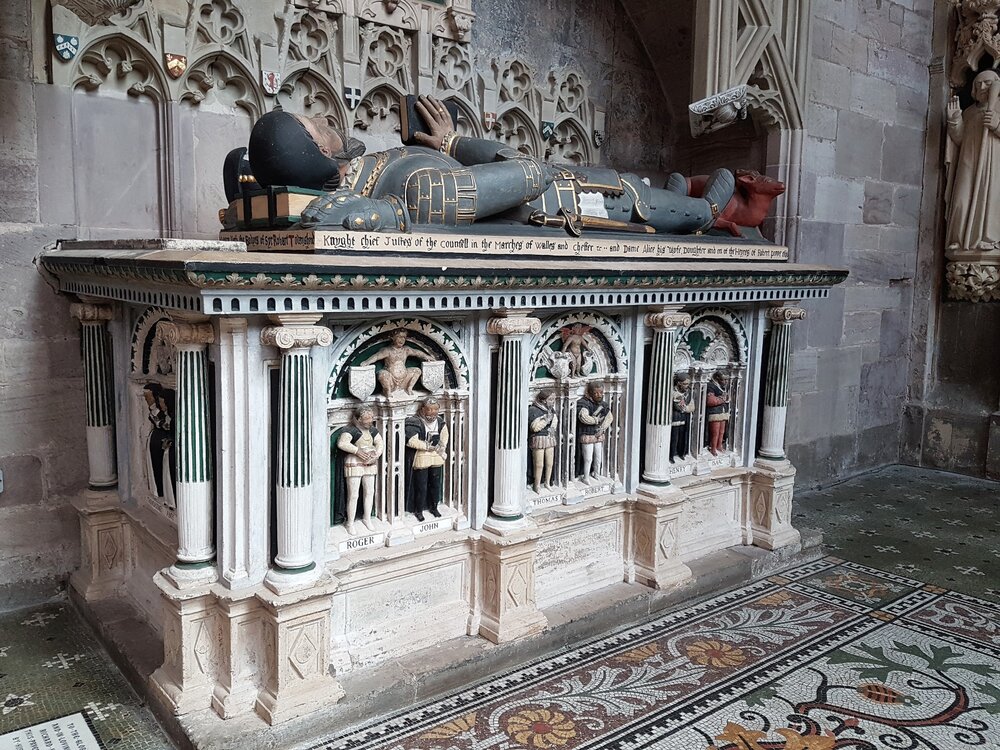 Knight in St Laurence church. Ludlow.jpg