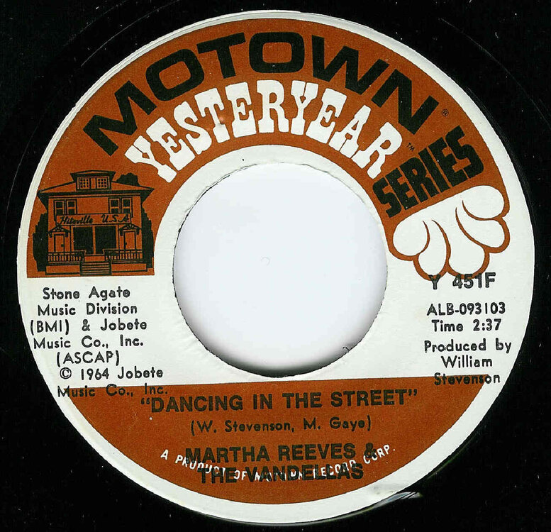 11 MarthaReevesDancing.jpg