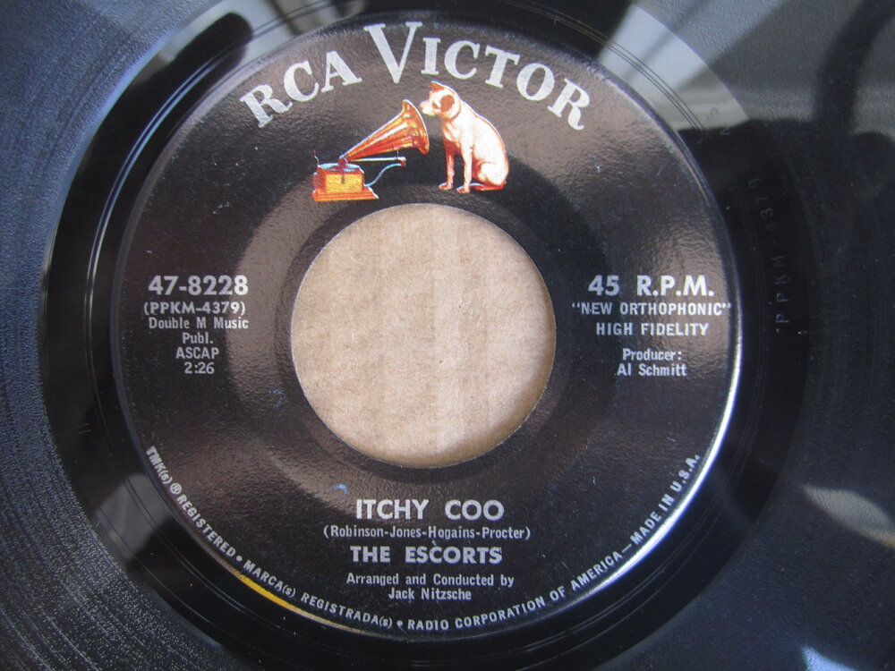 Escorts - itchy coo RCA VICTOR.JPG