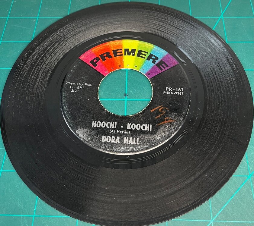 dora hall - hoochi koochi [premere].jpg