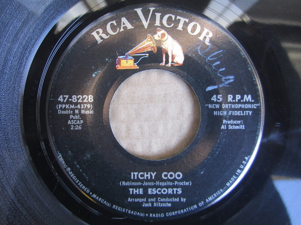 Escorts - itchy coo RCA VICTOR.JPG